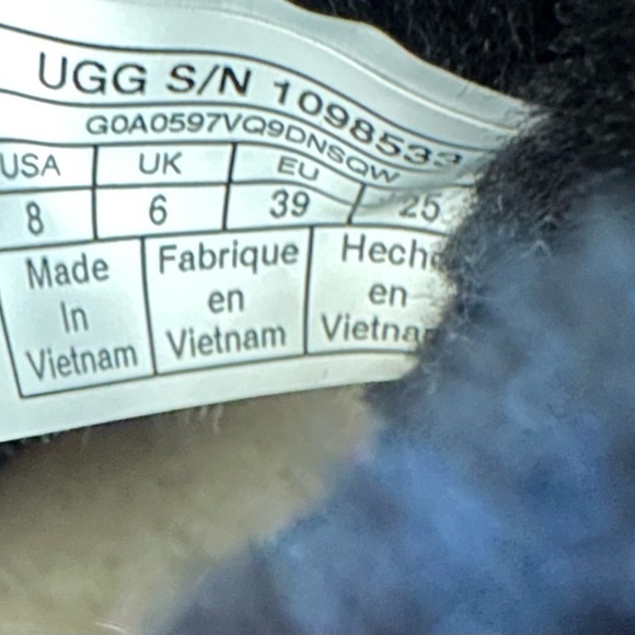 UGG NWOT Short Black Boots Women’s size 8 - Picture 7 of 7